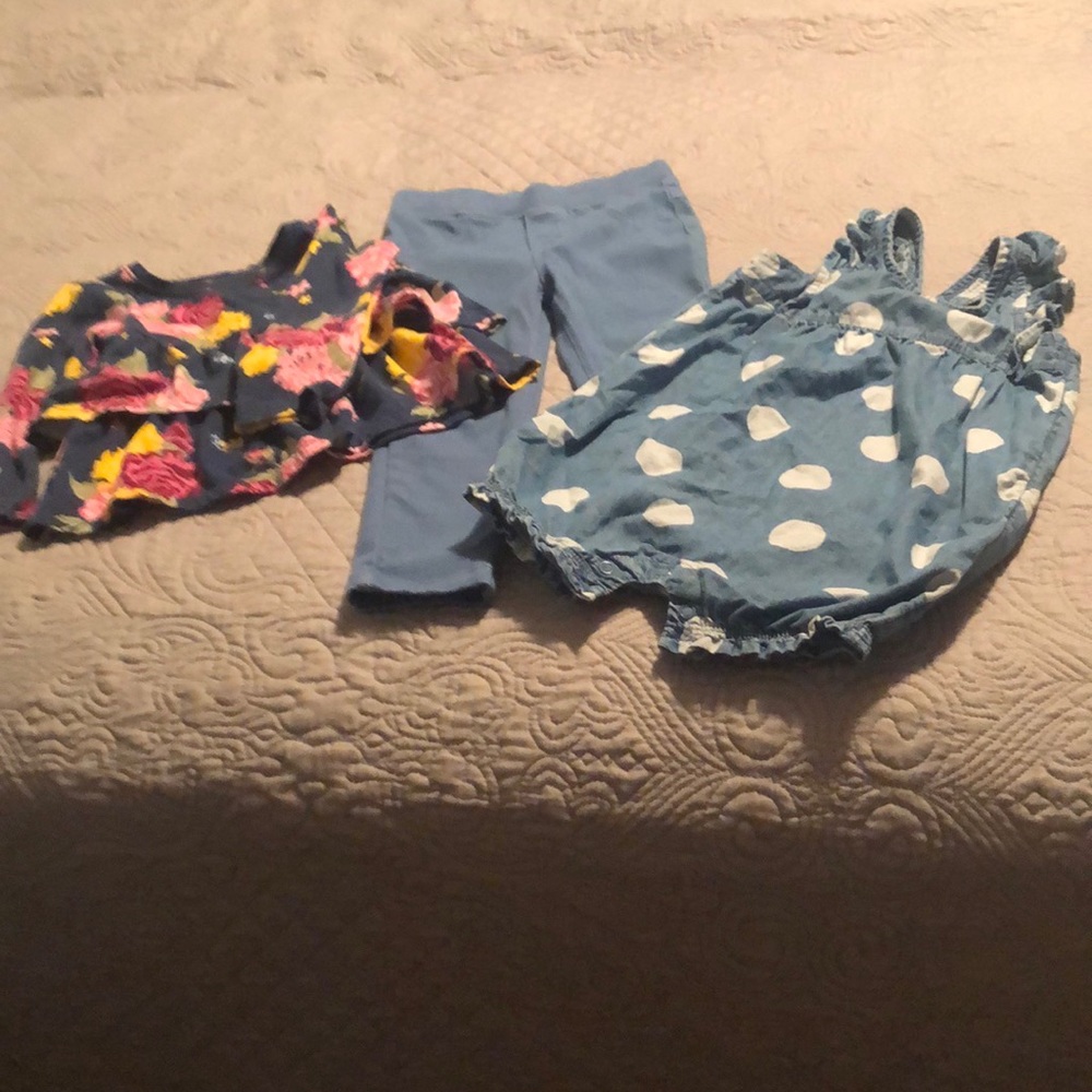 This is a bundle of 3 pieces, sizes are 24 months, 2t and 3t. All are in EUC.